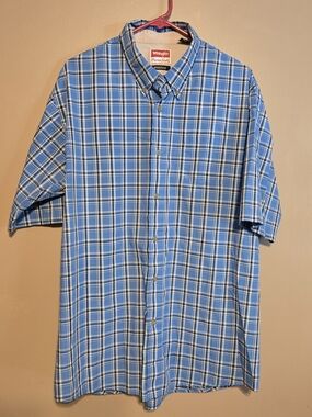 Wrangler Light Blue and White Plaid Short Sleeve Button-Down Shirt